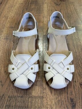 BARETRAPS White Studded Strappy Wedge Sandals Hook & Loop women’s size 8
